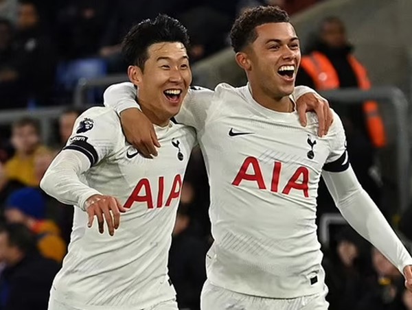 Tottenham củng cố ngôi đầu tại Premier League