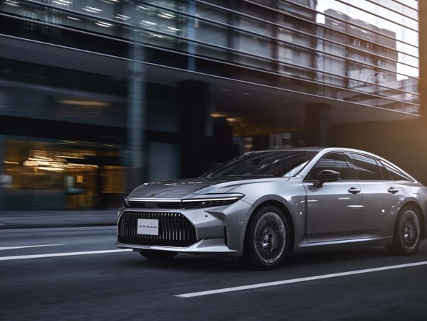 Toyota Crown Sedan 2024 ra mắt với mức giá khởi điểm từ 48.300 USD