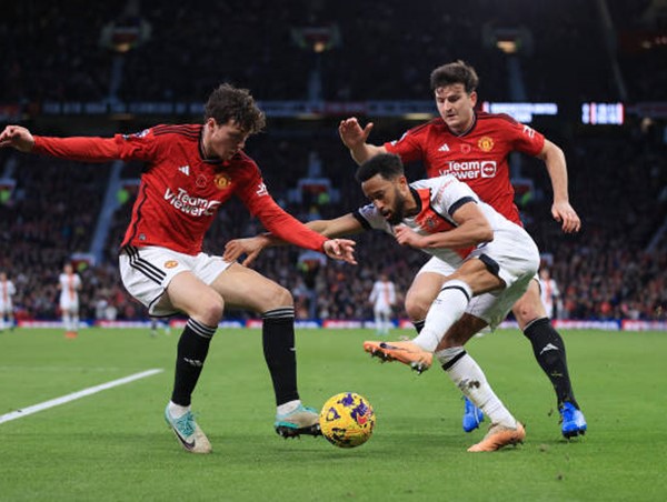 Man Utd thắng nhọc nhằn trước đội cuối bảng Premier League