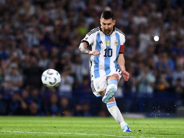 Argentina nhận thất bại ê chề trước Uruguay sau sai lầm của Messi