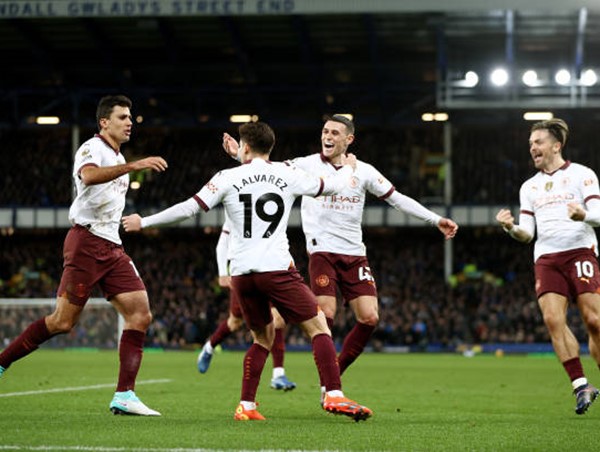 Man City ngược dòng đầy ấn tượng để trở lại cuộc đua vô địch