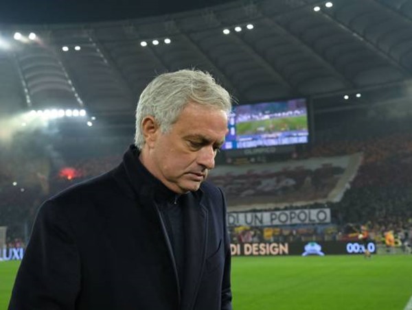 AS Roma quyết định sa thải Jose Mourinho