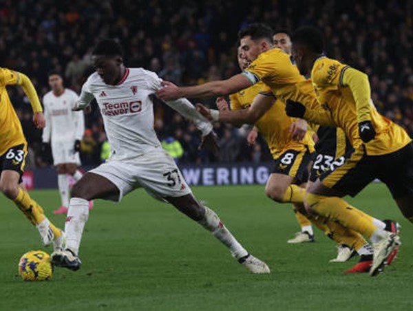 Man Utd thắng kịch tính phút bù giờ trên sân khách