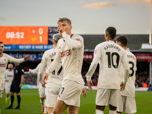 Hojlund tỏa sáng, Man Utd thắng nhọc nhằn trên sân khách