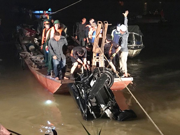 [Video] Toàn cảnh trục vớt chiếc ô tô lao từ cầu Chương Dương xuống sông Hồng