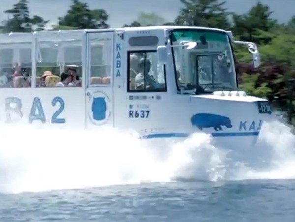 [Video] Xe buýt di chuyển cả dưới nước và trên bờ