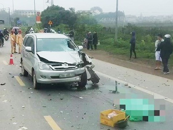 Hà Nội: Ô tô Innova đối đầu xe máy trên Quốc lộ 32, 2 người tử vong