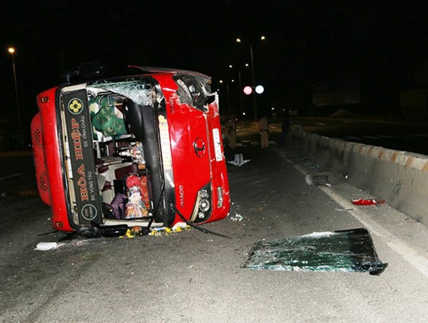 Xe khách bị lật, hàng chục người phải ăn Tết trong bệnh viện