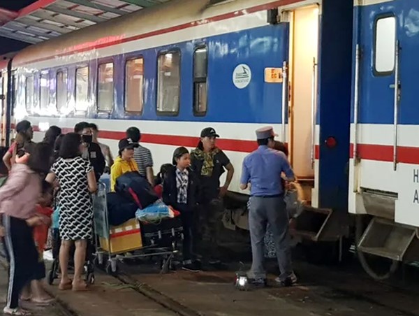 Ngày 30 Tết, hàng nghìn người hối hả về quê trên chuyến tàu Bắc - Nam