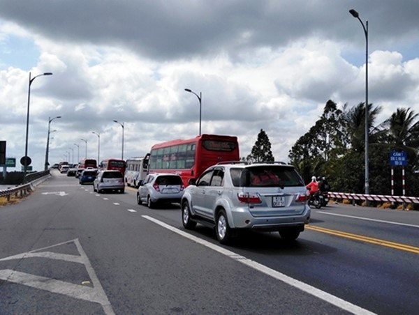 BOT cầu Rạch Miễu lại xả trạm vì ùn tắc