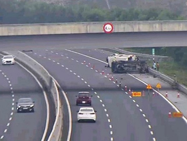 2 ô tô lật trên cao tốc Hà Nội - Hải Phòng, 5 người bị thương