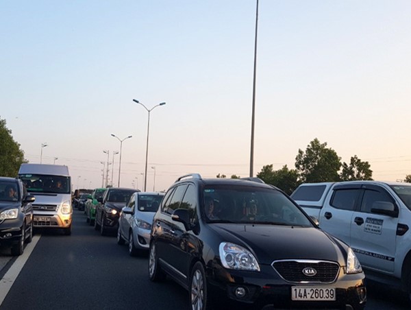 Xe tải bốc cháy gây ùn tắc dài trên cao tốc Pháp Vân - Cầu Giẽ