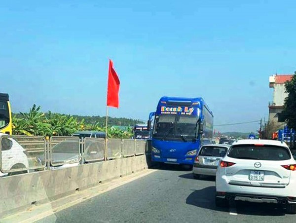 Xe khách ngang nhiên chạy ngược chiều trên Quốc lộ 1A