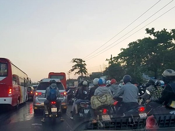 Đường vào TP Hồ Chí Minh kẹt xe nghiêm trọng trong đêm