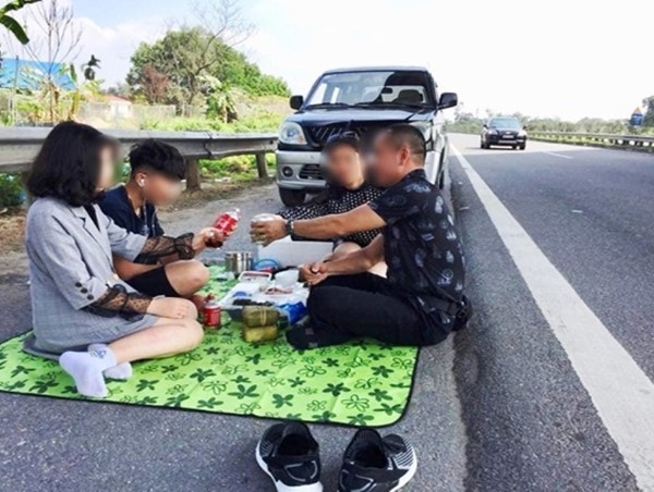 Tài xế mở tiệc trên cao tốc Nội Bài - Lào Cai bị tước bằng lái 2 tháng