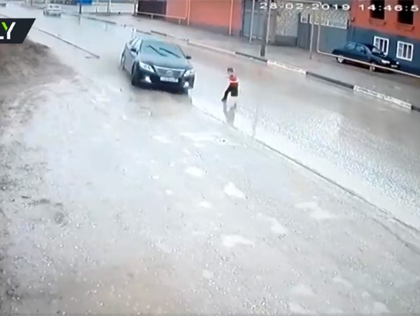 Pha đánh lái “thần tốc” của tài xế ôtô cứu sống bé trai trong tích tắc