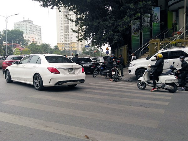 Lộn xộn nút giao thông Bà Triệu - Đại Cồ Việt