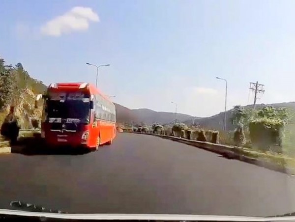 Xử phạt tài xế xe khách chạy ngược chiều trên đường cao tốc