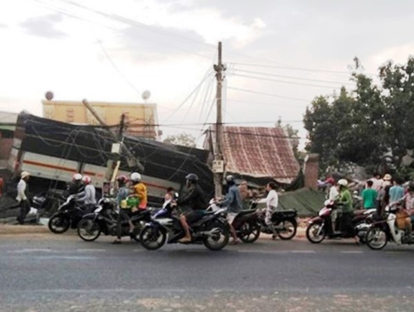 Xe tải san phẳng nhiều nhà dân ven đường khiến 2 người tử vong