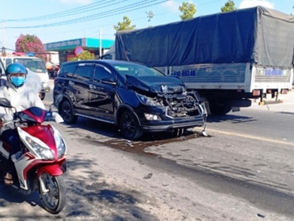 Thêm vụ ô tô đâm vào phương tiện đang dừng đèn đỏ