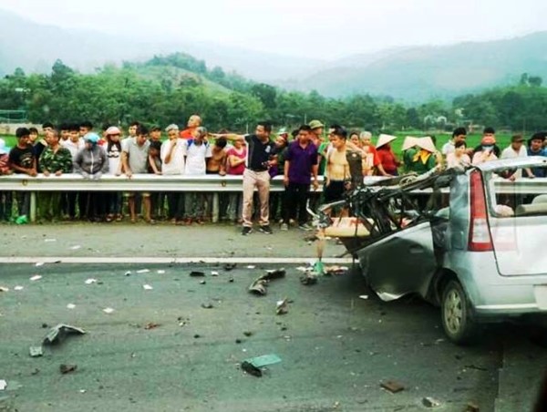Tai nạn kinh hoàng trên đường Hòa Lạc - Hòa Bình, 1 người tử vong