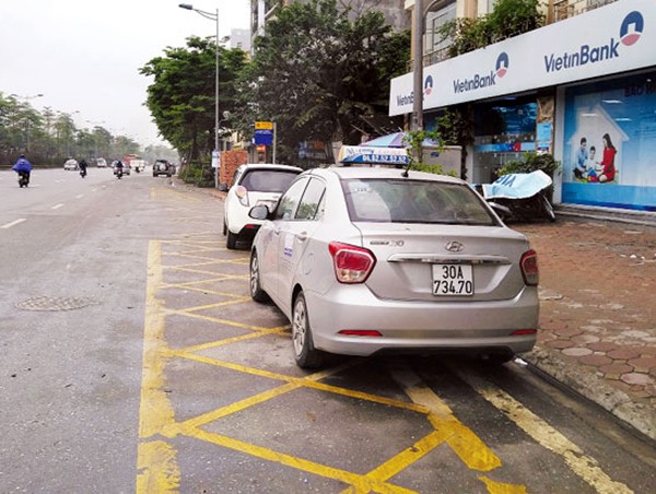 [Điểm nóng giao thông] Chiếm dụng nhà chờ làm nơi đỗ xe