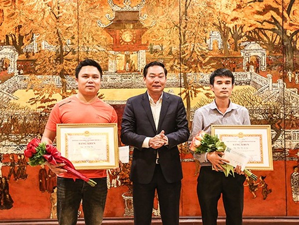 Hà Nội khen thưởng phóng viên và quần chúng dũng cảm bắt cướp