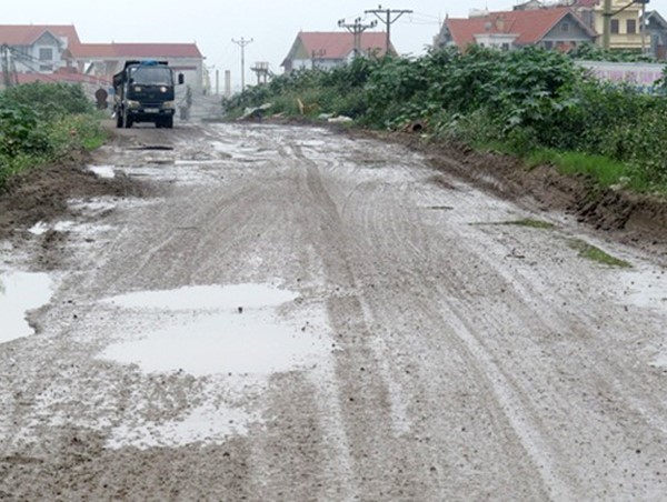 Xe siêu trọng cày nát mặt đê Hữu Hồng