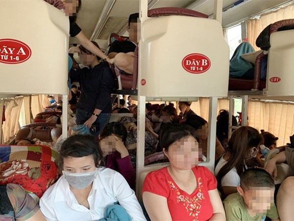 Xe 39 chỗ "nhồi nhét" tới 73 người, hành khách vật vã trên đường về quê nghỉ lễ