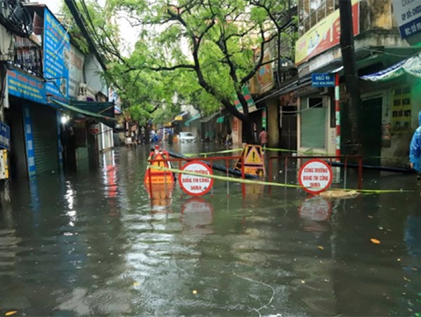 Hà Nội mưa lớn, một số tuyến phố ngập sâu trong nước