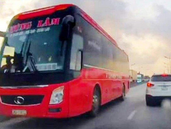 Lại xuất hiện xe khách chạy ngược chiều trên Quốc lộ 1A