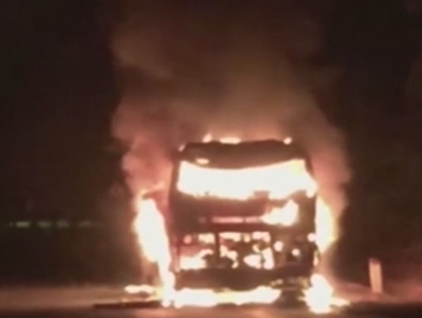 Xe khách bốc cháy ngùn ngụt, hành khách hoảng loạn thoát thân