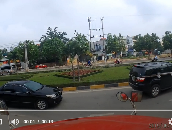 Taxi gây tai nạn vì thiếu quan sát khi vào vòng xuyến