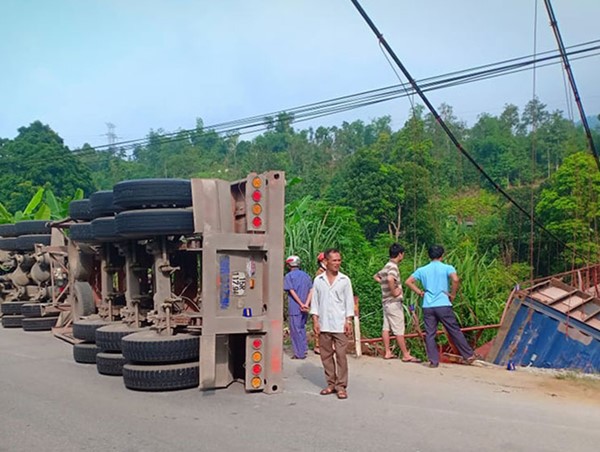 Cầu treo hư hỏng nặng do xe container lật trúng