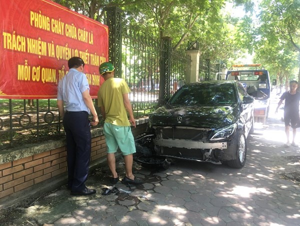 Nữ tài xế điều khiển xe Mercedes đâm trọng thương người buôn bán phế liệu