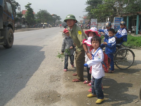 “Hiệp sỹ giao thông” 13 năm đưa học sinh qua đường