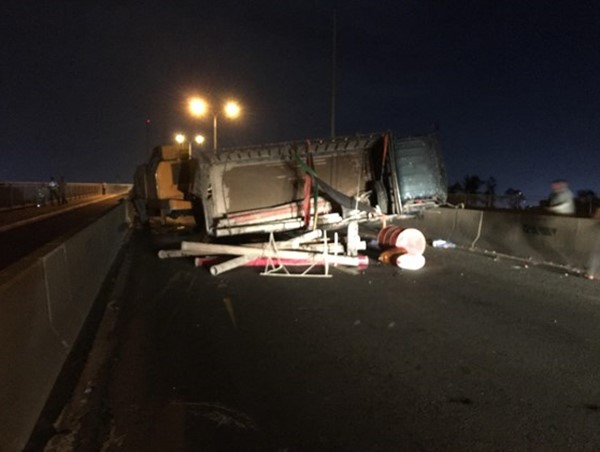 Tài xế may mắn thoát chết sau cú lật xe tải