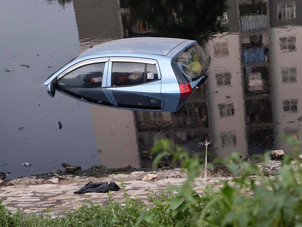 Hà Nội: Tài xế quên kéo phanh tay, ô tô lao xuống sông Tô Lịch