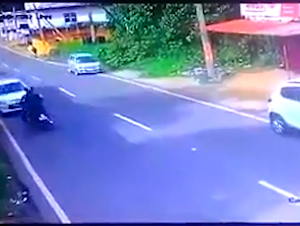 Đi xe máy bị ô tô húc văng lên nóc