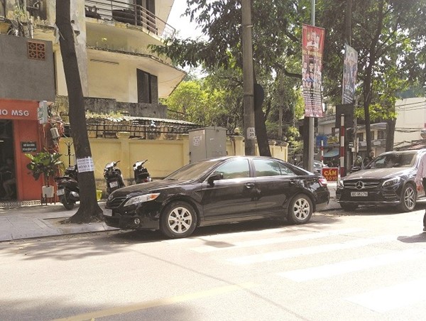 Ô tô dừng đỗ tràn lan trên phố Nguyễn Thượng Hiền