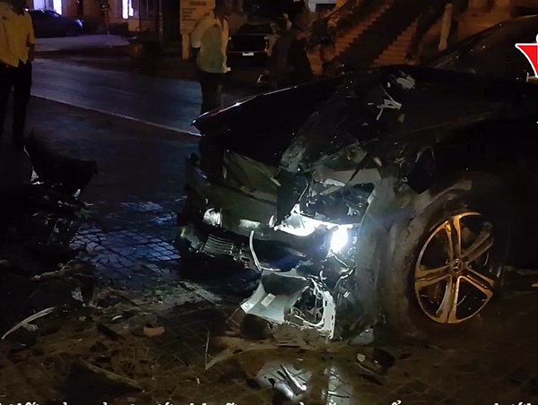 Mercedes mất lái đâm vào chân cầu vượt Thái Hà