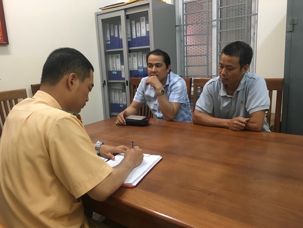 Cảnh sát làm việc với hai “hung thần đua xe” trên đường Võ Nguyên Giáp