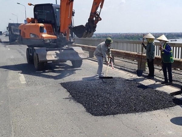 Việc sửa chữa cầu Thăng Long gặp khó vì... thủ tục