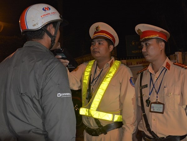 Khống chế những kẻ khiêu khích CSGT khi đo nồng độ cồn