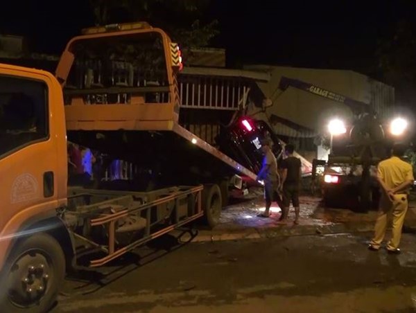 Xe Mercedes tông liên tiếp 3 căn nhà trong đêm, 1 thanh niên tử vong