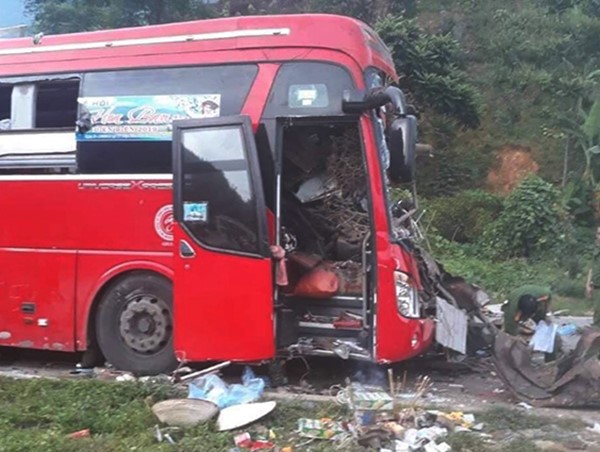 Video vụ xe khách đấu đầu xe tải ở Hòa Bình