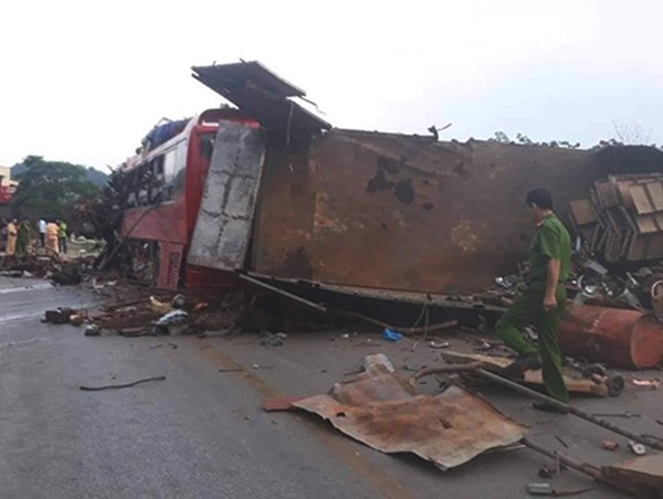 Kinh hoàng hiện trường vụ xe khách đấu đầu xe tải tại Hòa Bình