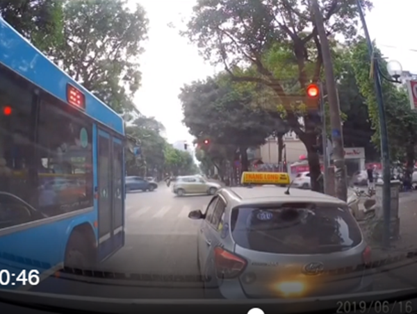 Tài xế taxi nhất quyết không nhường đường xe cứu thương