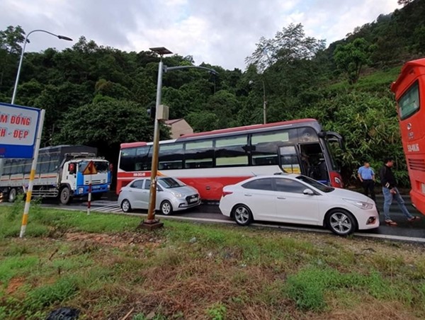 Lở đất trên đèo Bảo Lộc, hàng trăm phương tiên bị “chôn chân”
