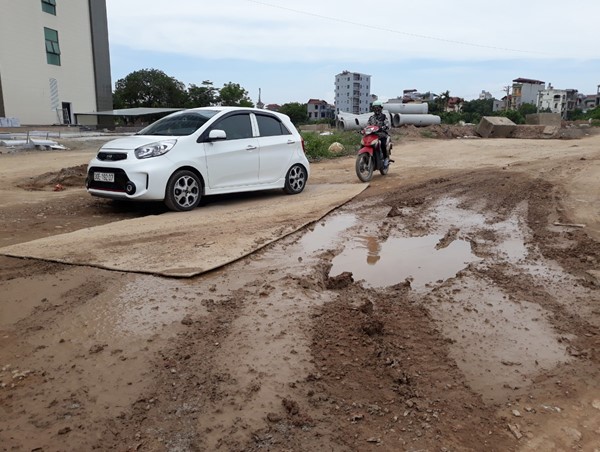 Người dân “trèo đèo, lội suối” giữa Thủ đô